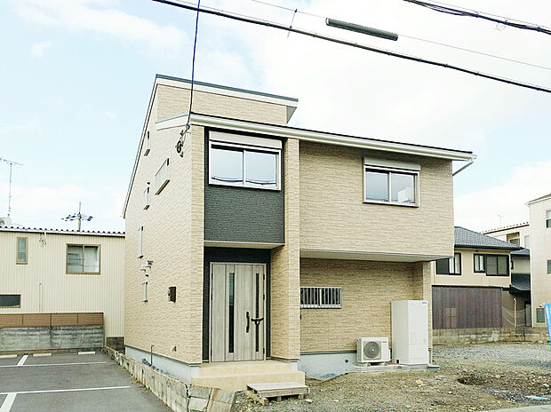 【1号地】外観左側
ZEH+/W断熱/蓄電池7.4kW/全館空調+DESICA HOME AIR搭載