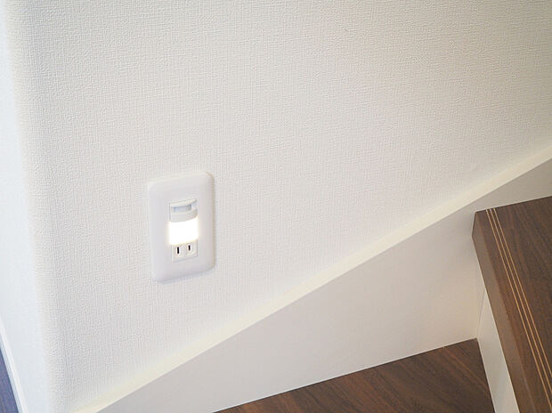 【センサー式保安灯】暗くなると点灯する保安灯を階段の足元に設置する事で、夜の階段の上り下りも安全に行えます。