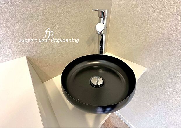 玄関横に設置された手洗い。おしゃれで実用的な設備です。