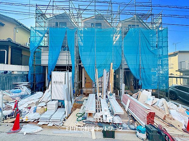 閑静な住宅街に位置した全3棟の住宅!床暖房をLDK17.4帖の広々とした空間はペニュンシュラキッチンを採用した解放感のある空間です。