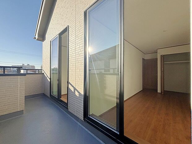 南からの明るい光が差しこむ陽だまりの空間。南に大きく面したバルコニーでお洗濯も干せばあっという間に乾きそうで家事もスムーズにこなせますね!乾いたお洗濯物からは太陽の匂いが感じられる心地よさ。