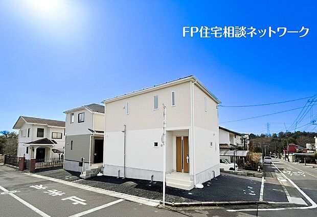 小田急線「鶴川」駅徒歩20分の区画整理された分譲地内に位置した新築戸建！都会の中で、季節の移り変わりを感じる事が出来る住環境です。