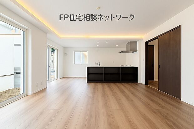 オープンでのびやかな空間を生み出す、こだわりの広がりとゆとり。家族と過ごす時間を大切にしたい方にぴったりの明るくゆとりある住空間です。南側の窓からの日差しがリビングの隅々までしっかりと届きます！