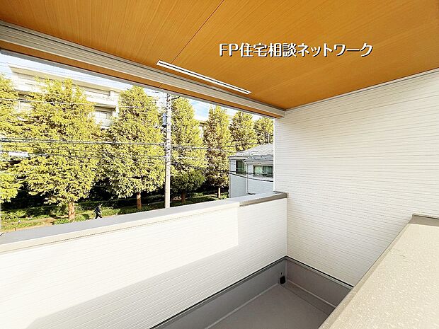 奥行きのあるワイドバルコニーは、テーブルセットも置けるゆとりの広さ。洗濯物や布団干しはもちろん、外の空気を感じながらくつろぐ“もうひとつのリビング”としても活躍します。緑景を望む心地よさも魅力です。