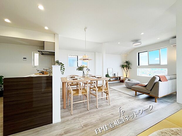 想像以上の質感が訪れる者の心を離さない。フローリング素材、窓の配置、カラーバランス、どれをとってもワンランク上の仕上がり。