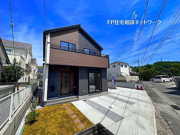 全棟カースペース2台駐車可能！自然豊かな住環境で周辺には公園が点在しており、四季の移り変わりを楽しむ事が出来る住環境です。