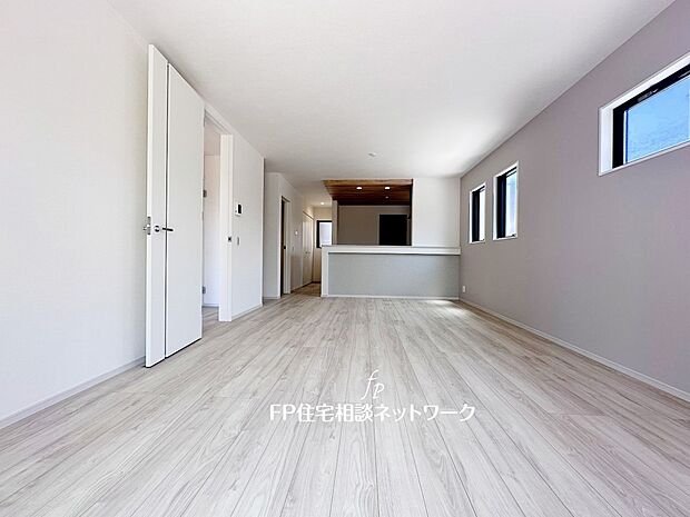 想像以上の質感が訪れる者の心を離さない。フローリング素材、窓の配置、壁面タイル、カラーバランス、どれをとってもワンランク上の仕上がり。