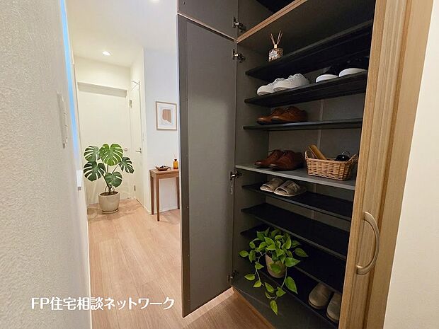 ■玄関■本画像はAIがCGで家具作成しており、実際の現地に家具は設置されておりません。また、販売価格に家具、小物等は含まれておりません。