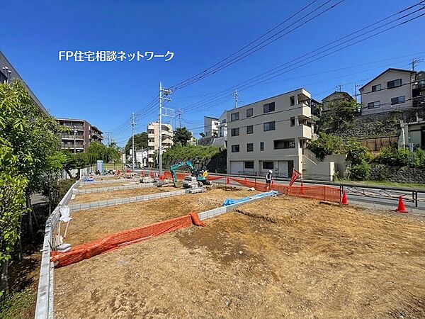 日当たりが良く、周辺には住宅やマンションが並ぶ落ち着いた住環境です。新しい暮らしのスタートにふさわしい、すっきりとした整形地が広がっています。