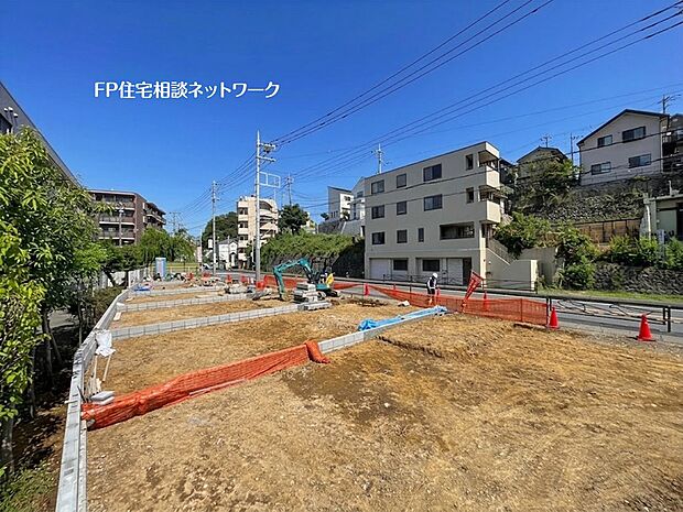 日当たりが良く、周辺には住宅やマンションが並ぶ落ち着いた住環境です。新しい暮らしのスタートにふさわしい、すっきりとした整形地が広がっています。
