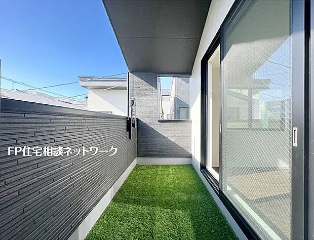 【バルコニー】本画像はAIがCGで芝を作成しており、実際の現地に芝は設置されておりません。また、販売価格に芝等は含まれておりません。