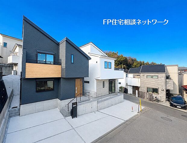 【類似外観同仕様】施工例のため分譲中の建物とは外壁、屋根開口部等の形状・仕様が異なります。
