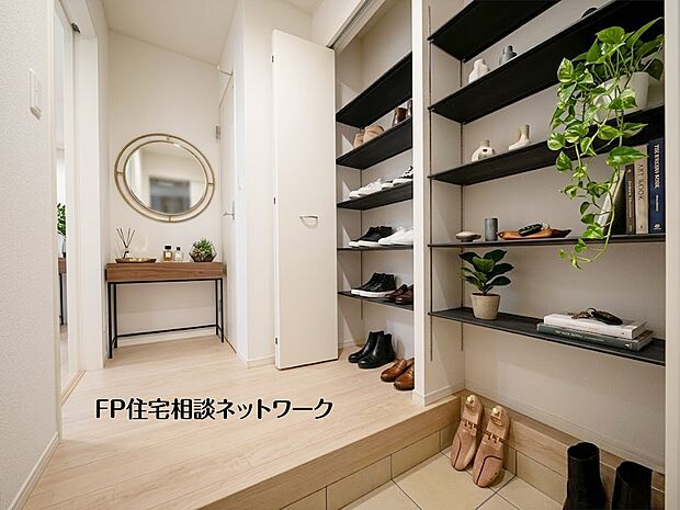 【玄関│シューズボックス】 本画像はAIがCGで家具を作成しており、実際の現地に家具は設置されておりません。また、販売価格に家具等は含まれておりません。