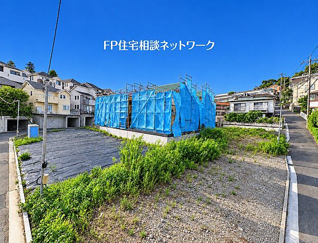 道路に面した間口の広さや周辺の開放感、日当たりの状況などが把握できる落ち着いた住環境です。