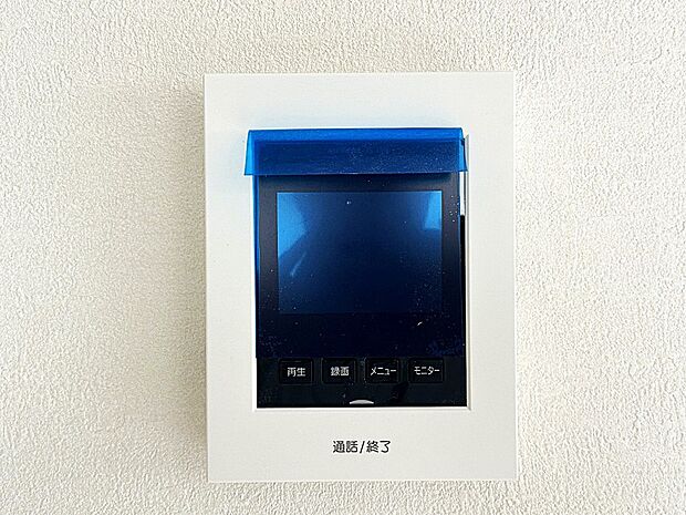 【TVモニター付インターホン】モニター付インターホンが標準仕様です。不安になりがちな防犯面。目で確認できるからあんしんです。