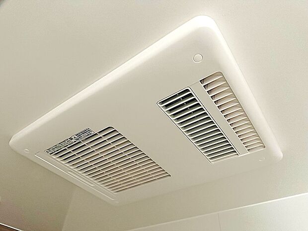 【浴室暖房乾燥機 】お風呂場そのものを乾燥機にしてしまう便利な機能。梅雨時期や花粉の時期に助かる。冬の時期には暖房機能がヒートショックを防ぐ。