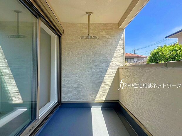 【バルコニー】南面バルコニーは太陽の温もりをたっぷり受け止めてくれます。太陽の匂いが感じられる心地よさ。お洗濯物もあっという間に乾きそう。