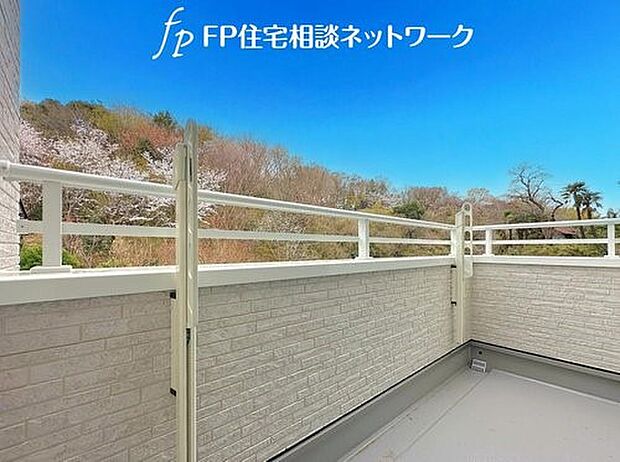 【バルコニー】南に大きく面したバルコニーは太陽の温かな温もりをめいいっぱい受け止めてくれます。太陽の光と爽やかな風を受けたお洗濯物はあっという間に乾き、取りこむ時には太陽の匂いを感じられそうですね。