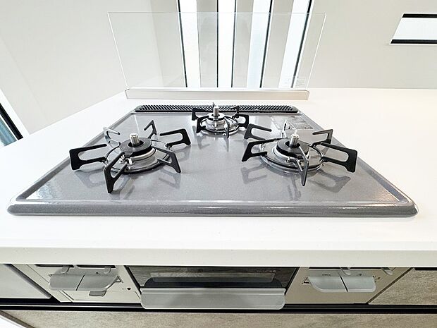 【ガスコンロ】慣れている方も多く、火力が目に見えるため、使いやすいという方も多い、3口のガスコンロ仕様です。