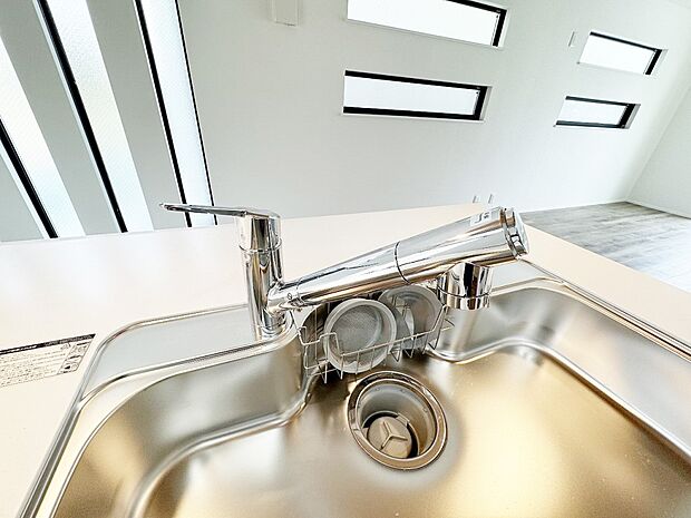 【浄水器一体型水栓】スタイリッシュな、浄水器一体型水栓です。水栓にシャワーホースと浄水器を内蔵し、カルキ臭など軽減。シャワーヘッドを引き出すことで、広いシンクのお手入れもラクラク。