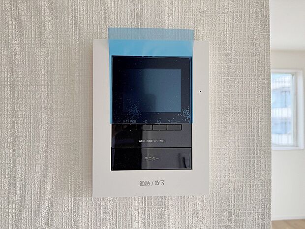【TVモニタ付インターホン】TVモニタ付インターホンでセキュリティ面にも配慮。録画機能で留守中の来訪者の確認ができます。