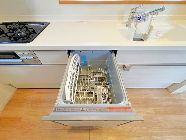 【食洗機】手間をかけずに食後の後片付けができる食器洗乾燥機。食器の出し入れがスムーズなスライドタイプ。