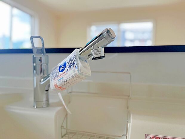 【浄水器一体型水栓】浄水と水道水を切り替えて使用できるスッキリとしたデザインの浄水器一体型水栓。ヘッドを引き出して使えるのでお料理はもちろんシンクの掃除が容易です。