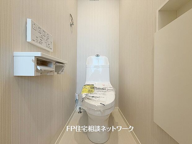 【トイレ】ウォシュレット、暖房便座機能付のトイレです。従来型に比べ節水効果があり、お手入れもしやすいので、家計も家事の負担も軽減してくれます。