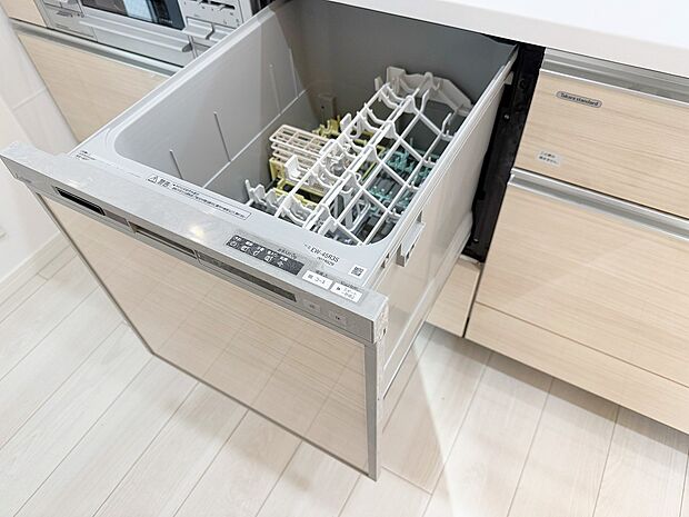 【食洗機 】利用者が増えているのはメリットが多いから。時間の節約、手が荒れない、水道代の節約、高温度で洗うので油汚れもしっかり落とせる。まさに理想家電。