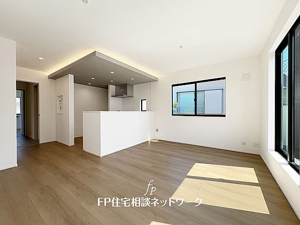 【リビング】オープンな空間を生み出す、広がりとゆとり。家族と過ごす時間を大切にしたい方にぴったりのゆとりある住空間です。日差しがリビングの隅々までしっかりと届きます。