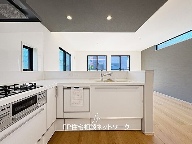 【キッチン】新しいキッチンは食事の支度も楽しく出来る。お手伝いをしてくれるお子様と並びながら準備や片付けが出来るキッチンは、ご家族のコミュニケーションを育む場として活躍します。