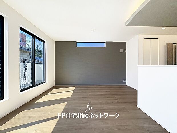 【リビング】ナチュラル系のアクセントクロスです。世代を問わず人気で、インテリアも合わせやすい色調ですので、落ち着きと安らぎを感じさせる雰囲気になっています。