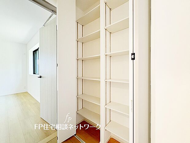 【収納】何かと便利な収納。掃除機など日常的に使うけど、片づけ場所に困る、そんなものを収納するのにピッタリです。すっきりとした空間に保ちたいですね。