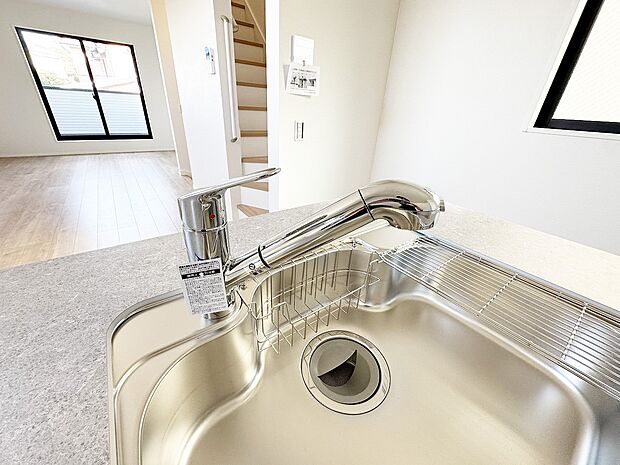 【浄水器一体型水栓　】スタイリッシュな、浄水器一体型水栓です。水栓にシャワーホースと浄水器を内蔵し、カルキ臭など軽減。シャワーヘッドを引き出すことで、広いシンクのお手入れもラクラク。