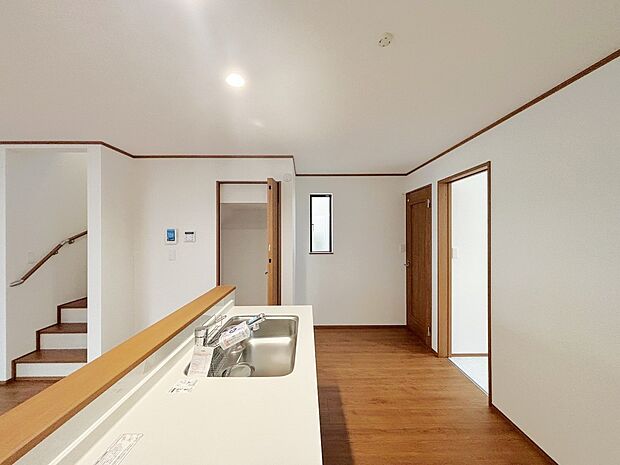 【キッチン】スライド収納付きのシステムキッチン。パスタ鍋や圧力鍋、フライパンなどもおしまい頂け、出し入れもスムーズ。収納たっぷりなので料理器具や調味料など細かな物も取りやすく、お子様と一緒にお料理も楽しめます。