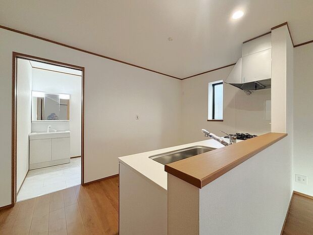 【キッチン】新しいキッチンは食事の支度が捗ります。お手伝いをしてくれるお子様と並びながら準備や片付けが出来るキッチンは、ご家族のコミュニケーションを育む場として活躍します。何気ない時間ですが、大切にしたいですね。