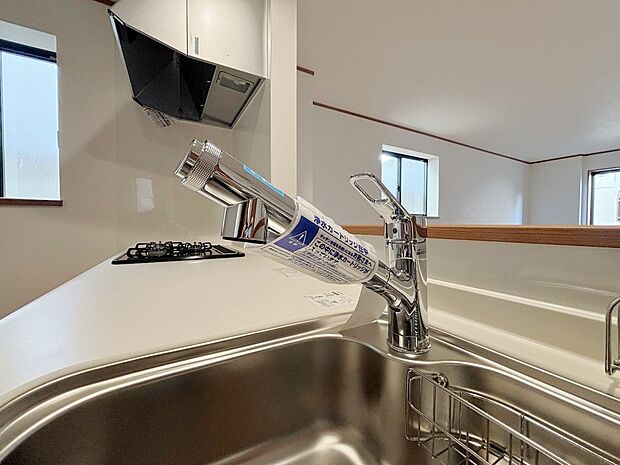 【ビルトイン浄水器】キッチンには浄水器を標準装備。最近は水を飲むという場面以外にも料理で使用したり、野菜を洗う場合もキレイな水で洗いたいという人が増えてきています。