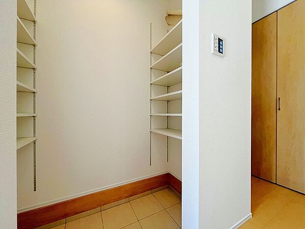 【玄関】広い玄関にはSIC付き。ご家族全員の靴はもちろん、お子様のおもちゃやベビーカー、ゴルフバック、洗車用品などスッキリまとめて収納できます。