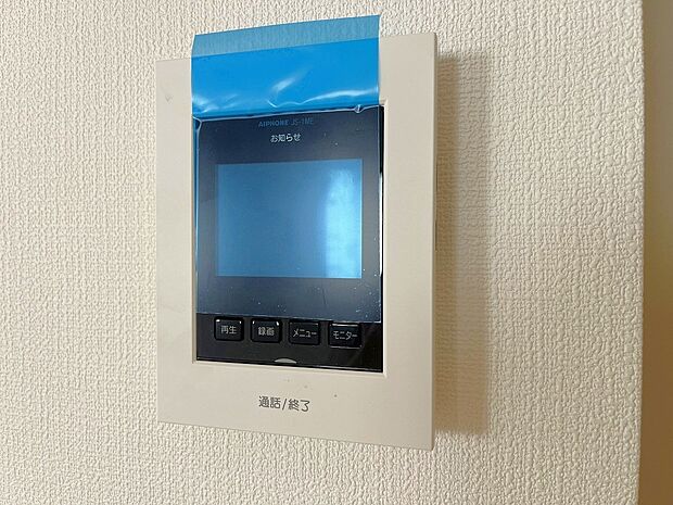 【TVモニター付インターホン】モニター付インターホンが標準仕様です。戸建暮らしだと、集合住宅に比べ、より不安になりがちな防犯面、目で確認できるからあんしんです。