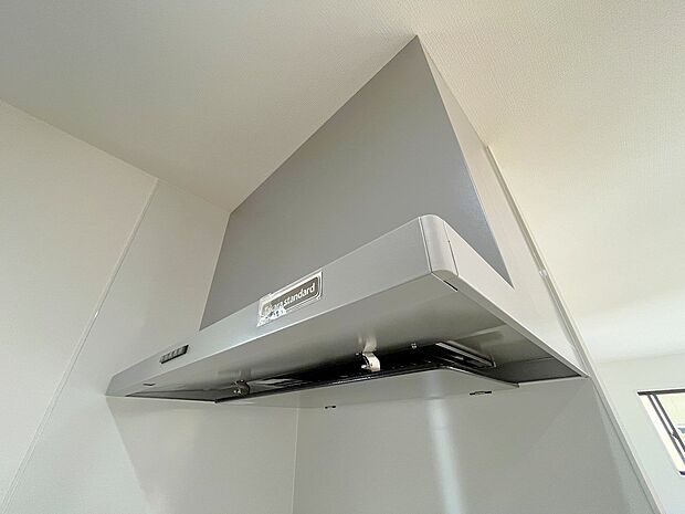 【レンジフード】スリムな換気扇は、スタイリッシュな見た目からインテリアとしても人気があり、お掃除もしやすい最新型です。