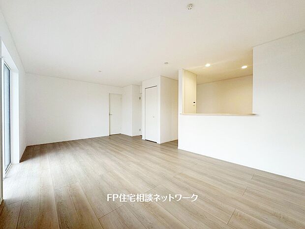 【リビング】家族だんらんのスペースとなるリビング。家具の配置がしやすい広さを確保しつつ、窓が多い設計は色々な角度から光が取り込めるこだわりの間取りです。