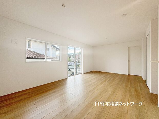 【リビング】18.2帖の広々ＬＤＫ。ダイニングテーブルやソファーなどの家具もしっかりと配置できます。ゆったりとした広さの空間でご家族だんらんの時間をお過ごしください。