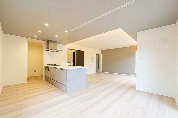 【キッチン】新しいキッチンは食事の支度が捗ります。お手伝いをしてくれるお子様と並びながら準備や片付けが出来るキッチンは、ご家族のコミュニケーションを育む場として活躍します。何気ない時間ですが、大切にしたいですね。