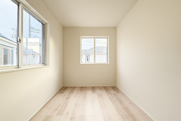 【リビング以外の居室】光が取り込みやすい2面採光の居室。日当たり良好です。しっかりとした大きさのクローゼットを完備し、収納スペースも十分。初めてのお子様にとっての「自分の部屋」。学習デスクやベッドの配置もラクラクです。