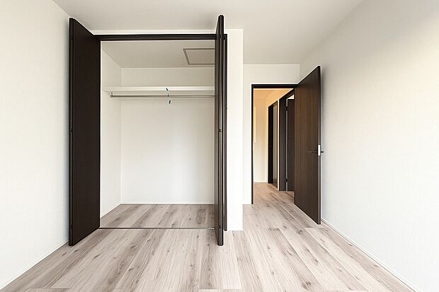 【収納】全居室には大型の収納クローゼットを完備！普段使いのお洋服や小物はもちろん、季節物のお洋服などもしっかりと整理整頓おしまい頂けます。居室空間をより広く隅々までお使いいただけますね。