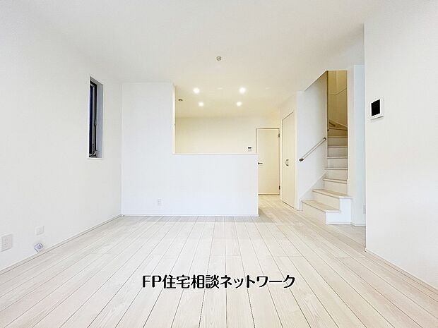 【リビング】白を基調とした明るいリビングは、木目フロアがやさしく調和し心地よい空間を演出。対面キッチンで家族の会話も弾み、階段動線もスムーズ。家具配置もしやすいスクエアな形状が魅力です。