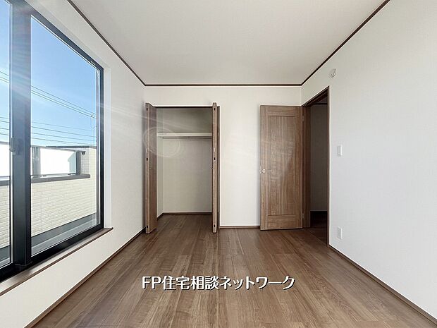 【洋室】【洋室│60帖】 南側のバルコニーに面した、陽光溢れる明るい6帖の洋室。2面に窓を配した角部屋仕様で、通気性も良好です。心地よい風が吹き抜ける空間は、主寝室として一日の疲れを癒やすのに最適。