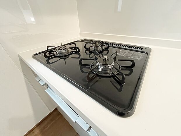 【3口ガスコンロ】慣れている方も多く、火力が目に見えるため、使いやすいという方も多い、3口のガスコンロ仕様です。