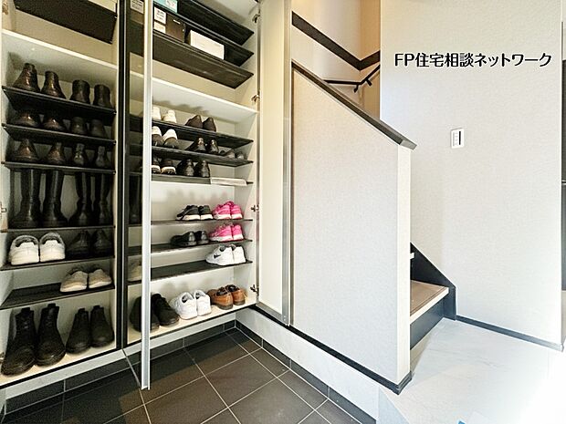 【収納】【シューズボックス】 本画像はAIがCGで靴を作成しており、実際の現地に靴は設置されておりません。また、販売価格に家具等は含まれておりません。