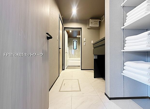 【その他内観】【ランドリールーム】 本画像はAIがCGでタオルを作成しており、実際の現地にタオルは設置されておりません。また、販売価格に家具等は含まれておりません。